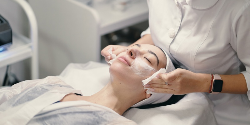 perbedaan facial dan peeling - Freepik